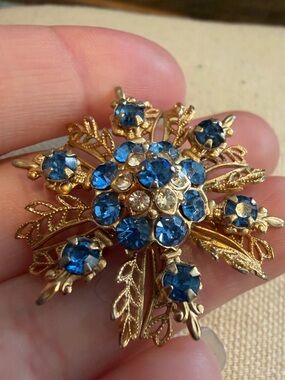 Vintage Gold-Tone Floral Brooch with Blue Crystal Accents